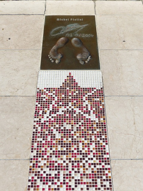 远不及如今 远不及如今